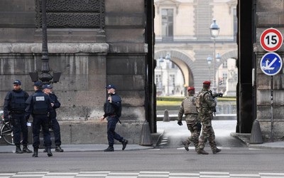 Lính Pháp buộc nổ súng vì kẻ cố lao vào bảo tàng Louvre Paris