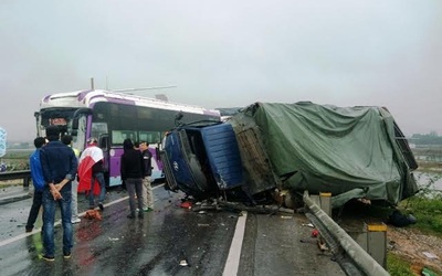 Tai nạn liên hoàn trên cầu Gianh, 15 hành khách may mắn thoát chết