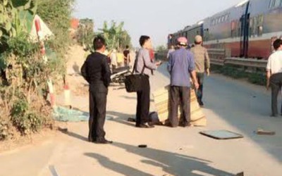 Hưng Yên: Bị tàu hỏa đâm, xe Howo nát bươm nằm im dưới ruộng