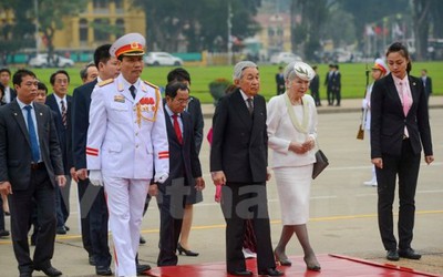 Nhật hoàng Akihito cùng Hoàng hậu viếng Lăng Chủ tịch Hồ Chí Minh