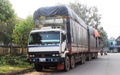 Húc đổ cổng chào huyện, xe tải ‘khủng’ bỏ chạy trong đêm