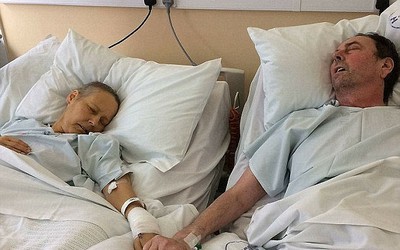 Quỹ từ thiện lớn từ bức ảnh bố mẹ nắm tay nhau trước khi qua đời