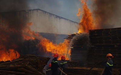 Bình Định: 5 giờ đồng hồ vật lộn, khống chế vụ cháy nổ tại xưởng gỗ