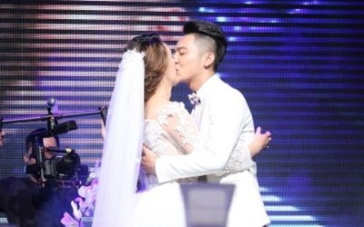 Vợ chồng Mai Quốc Việt hôn nhau say đắm trong đám cưới