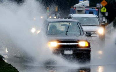 Làm gì để bảo quản ô tô sau khi đi mưa?