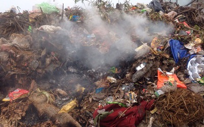 Clip: Bãi rác lộ thiên bốc cháy thải vô vàn khí độc tại Hà Nội