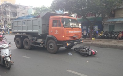 Xe công ty môi trường đô thị gây tai nạn, kéo lê cô gái cả chục mét