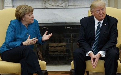 Lý do TT Donald Trump không bắt tay bà Merkel trong cuộc gặp đầu