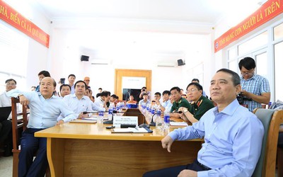 Dùng thiết bị rà quét đáy biển tìm 9 thuyền viên mất tích