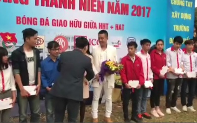 Clip: Tuấn Hưng cùng vợ trao học bổng cho sinh viên nghèo vượt khó