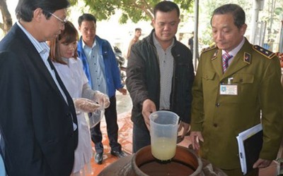 Hà Nội: 1 tuần, niêm phong gần 2.000l rượu không rõ nguồn gốc