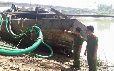 Bình Dương: ‘Cát tặc’ nháo nhào nhảy sông khi bị truy bắt