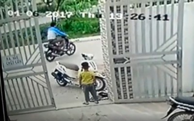 Clip: Giằng co bất thành, bé trai đứng nhìn trộm phóng xe tẩu thoát