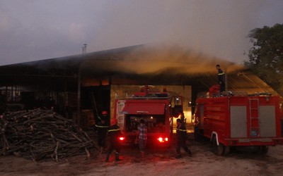 Đắk Nông: 'Bà hỏa' thiêu rụi xưởng chế biến gỗ trong đêm