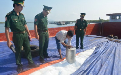 Long An: Bắt tàu vận chuyển hơn 200 tấn phân u rê lậu