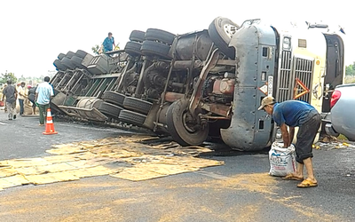 Xe container lật nhào trên cao tốc, 10 tấn cà phê đổ tràn ra đường