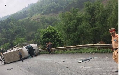 Lạng Sơn: Ô tô khách lật ngang đường, 6 người bị thương