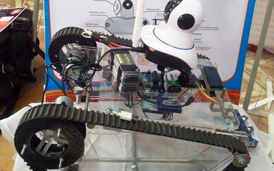 Độc đáo robot tuần tra vỉa hè của ba cậu học trò xứ Huế