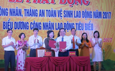 NutiFood bán hàng giảm giá, tặng học bổng cho con công nhân Bắc Ninh