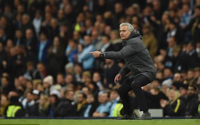 Tin HOT chiều 28/4: Mourinho khen… Aguero, Pep bênh… Fellaini