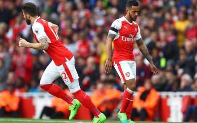 Walcott giữ chỗ cho HLV Wenger; Mất tam tấu, Barca vẫn đại thắng