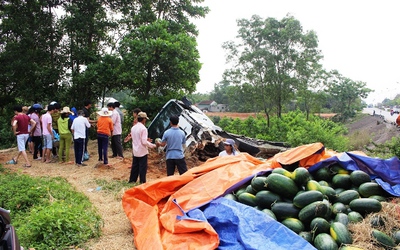 Người dân thu gom, mua dưa hấu giúp tài xế xe tải gặp nạn