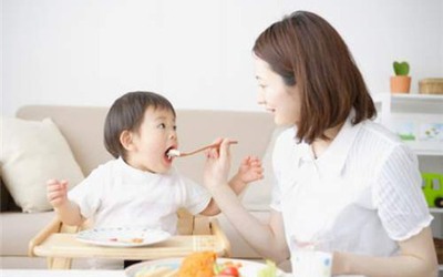 Khi trẻ ho có nên ăn tôm, thịt gà và những lưu ý 'vàng' với cha mẹ