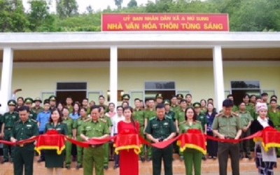 Bàn giao, đưa vào sử dụng nhà văn hóa cộng đồng khu vực biên giới