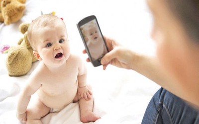 Từ 1/7, cha mẹ cần phải xin phép con trước khi đăng ảnh lên mạng