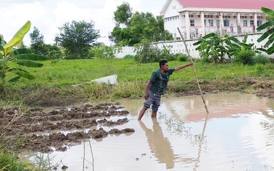 Tắm mưa, 2 chị em trượt chân xuống hố tử vong