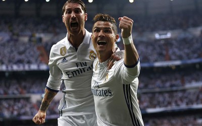 Ronaldo bắt kịp Messi, Real đặt một chân tới Cardiff