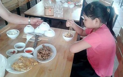 Người cha nghèo mang mì tôm đưa con đi du lịch biển