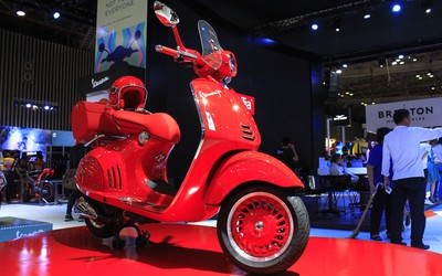 'Siêu phẩm' Vespa 946 Red đầu tiên tại VN 'rực chói' tại VMCS 2017