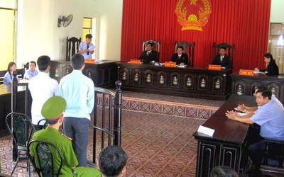 Túng tiền, 2 gã trai mới lớn rủ nhau đi cướp