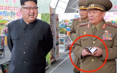 Cuốn sổ tay luôn xuất hiện bên cạnh ông Kim Jong-un để làm gì?