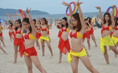 Bỏng mắt với màn nhảy flashmob bikini của dàn chân dài tại bờ biển