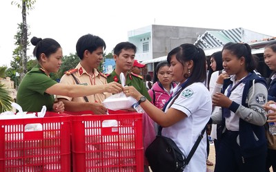 Công an tỉnh Sóc Trăng phát suất ăn cho sĩ tử có hoàn cảnh khó khăn