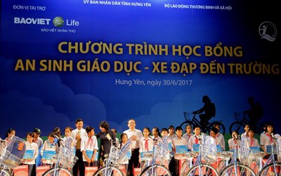 Phó Chủ tịch nước trao học bổng cho trẻ em hiếu học tại Hưng Yên