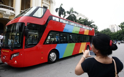 Trải nghiệm chuyến xe bus mui trần hai tầng đầu tiên tại Hà Nội