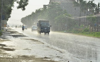 'Cơn mưa vàng' xuất hiện giải nhiệt nắng nóng ở Thủ đô Hà Nội