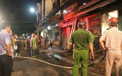 Cháy nhà giữa phố, hàng chục chiến sĩ mướt mồ hôi dập lửa