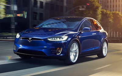 Clip: Tesla Model 3 đầu tiên lăn bánh tại nhà máy Freemont