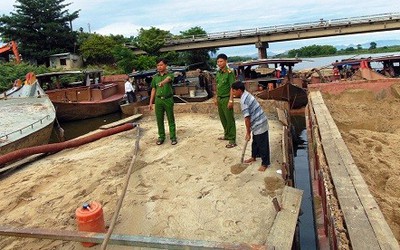 Quảng Nam: Tuần tra giữa đêm, phát hiện 5 ghe hút cát trái phép