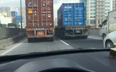 Clip: 2 container dàn hàng, chạy như 'rùa bò' trên đường vành đai 3