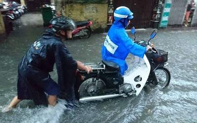 Hà Nội: Tái diễn cảnh 'đường thành sông' sau cơn mưa lớn sáng 17/7