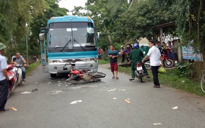 Bị xe ô tô khách đâm trực diện, 2 thanh niên thương vong