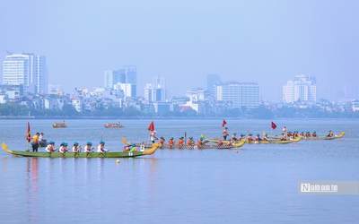 Hà Nội: Gần nghìn người tham gia giải bơi chải thuyền rồng 2024