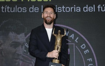 Phản ứng của người hâm mộ khi Messi được vinh danh