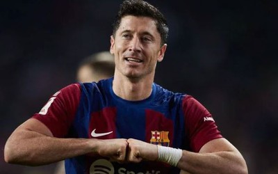 Lewandowski đi vào lịch sử sau chiến thắng đậm của Barcelona