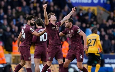 Man City ngược dòng ngoạn mục trước Wolves